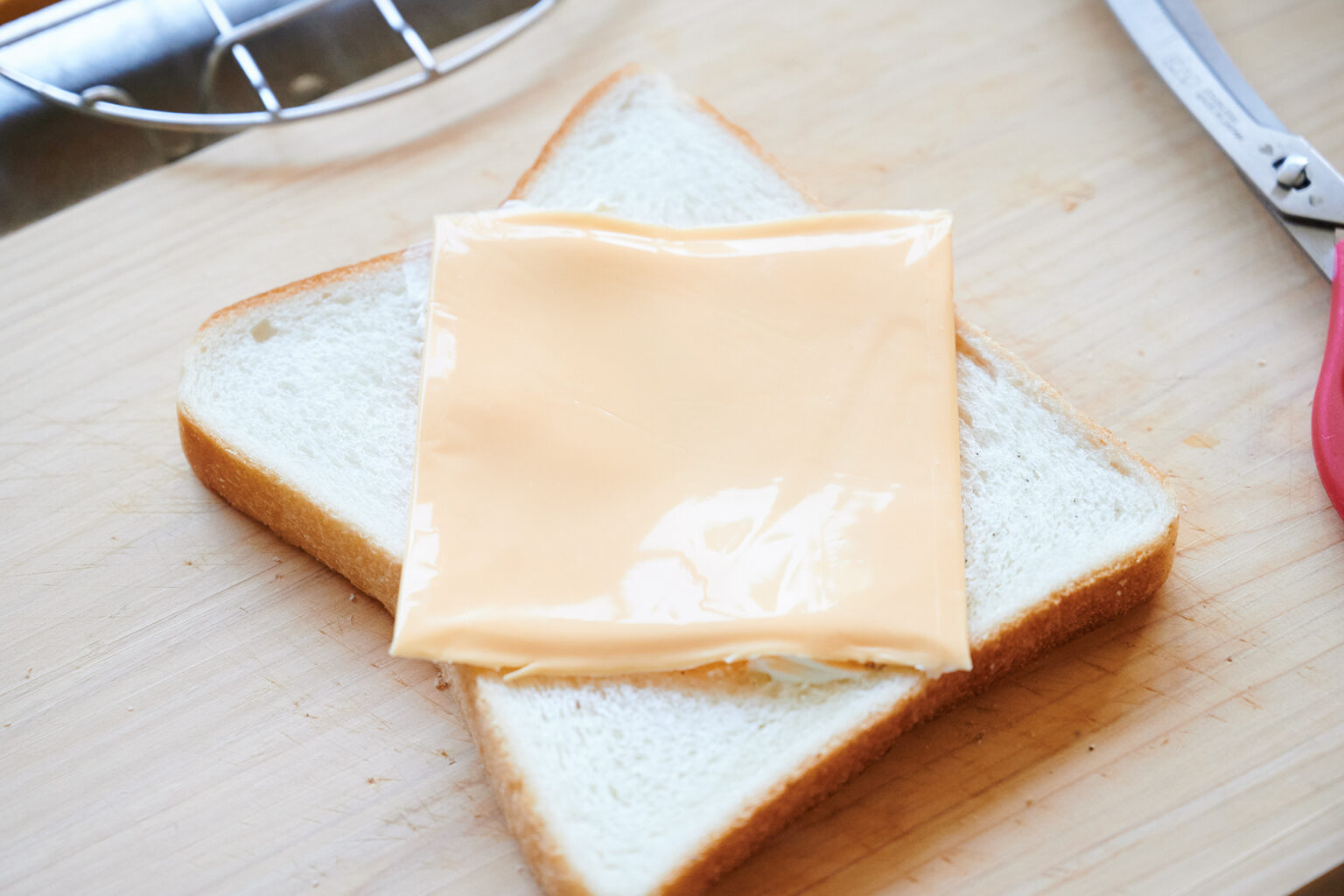 【POINT】スライスチェダーチーズはひし形にのせて。