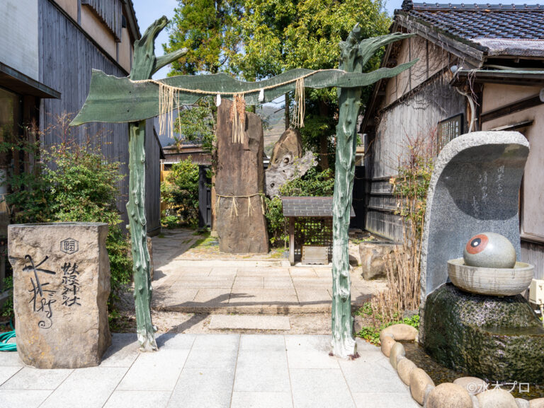 「目玉おやじ清めの水」が印象的な妖怪神社。