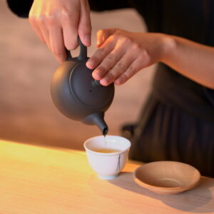 茶器はオーナー自ら日本各地へ足を運んでセレクトしたこだわりのもの。いろんな種類があり、気分によって選べます。お気に入りの茶器で飲むお茶は特別です。