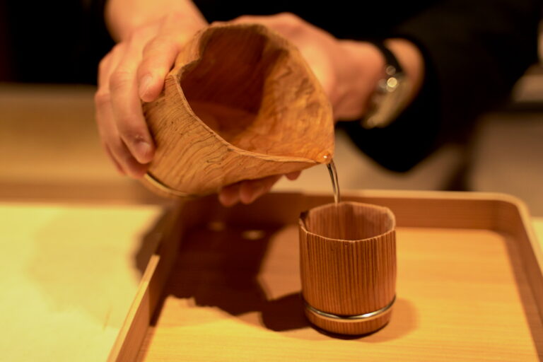 食事の前に、比叡山の杉の器に米原のお水を入れて、飲んで清めます。
