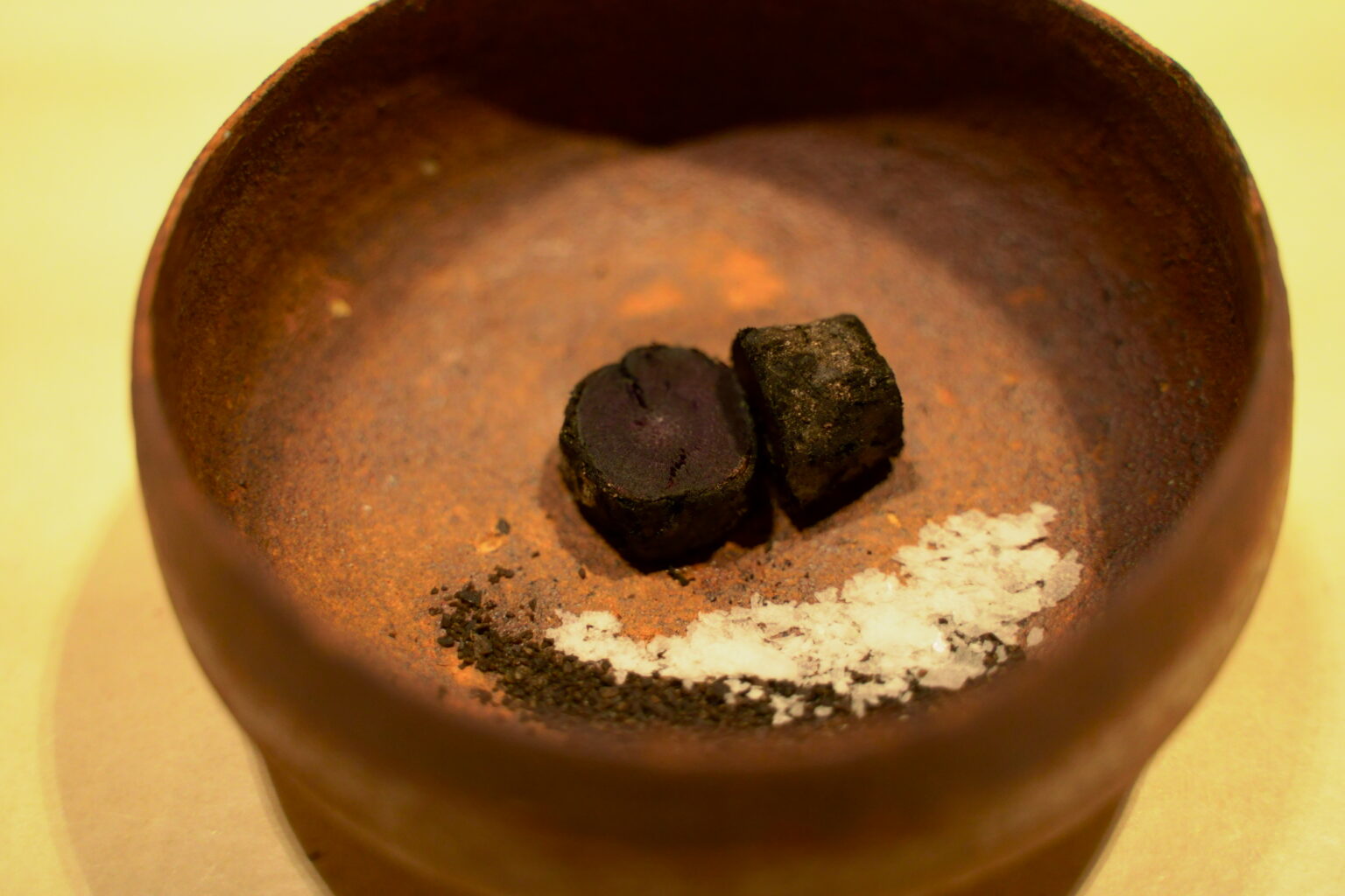 黒人参を炭火で焼いたものに、土のお塩を添えて。　