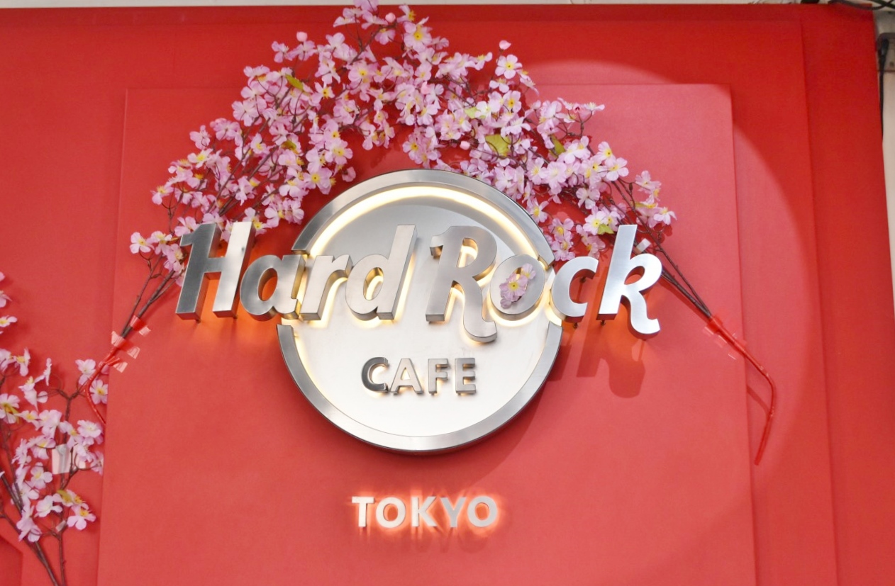 ミュージシャンの使用した衣装やギターで飾られた店内で、ノンストップで流れる音楽を聴きながら、手作りにこだわったアメリカ料理と革新的なカクテルが気軽に楽しめるアメリカンレストランの〈ハードロックカフェ 東京〉。