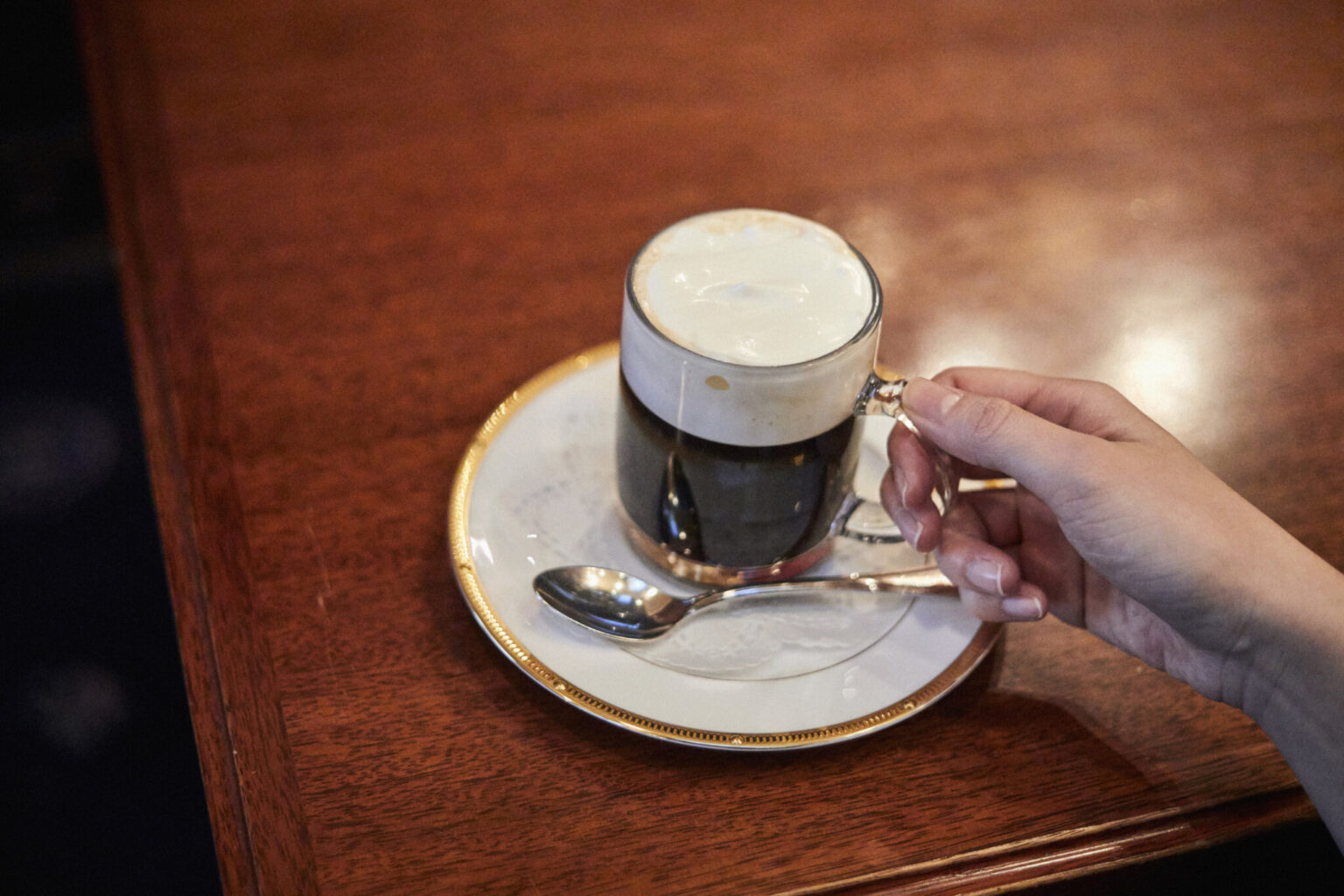 深煎りの熱々コーヒーに冷たいクリームを浮かべたウィンナーコーヒー1,060円（税込）。底にはザラメが忍ばせてあり、味の変化を楽しめる。