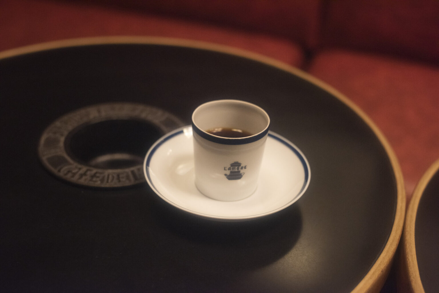 関口氏が開発したコーヒーカップ＆ソーサー。持ち手がなく、コーヒーが外から透けて見えるほど薄い磁器で作られている。