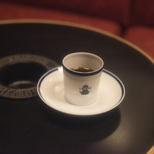 関口氏が開発したコーヒーカップ＆ソーサー。持ち手がなく、コーヒーが外から透けて見えるほど薄い磁器で作られている。