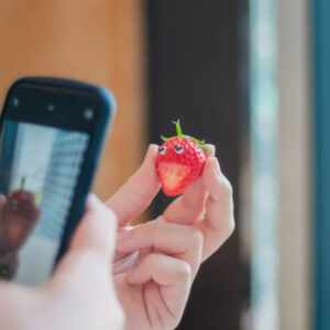 可愛らしい苺は食べる前に写真が必須！もちろんインスタ行きです。