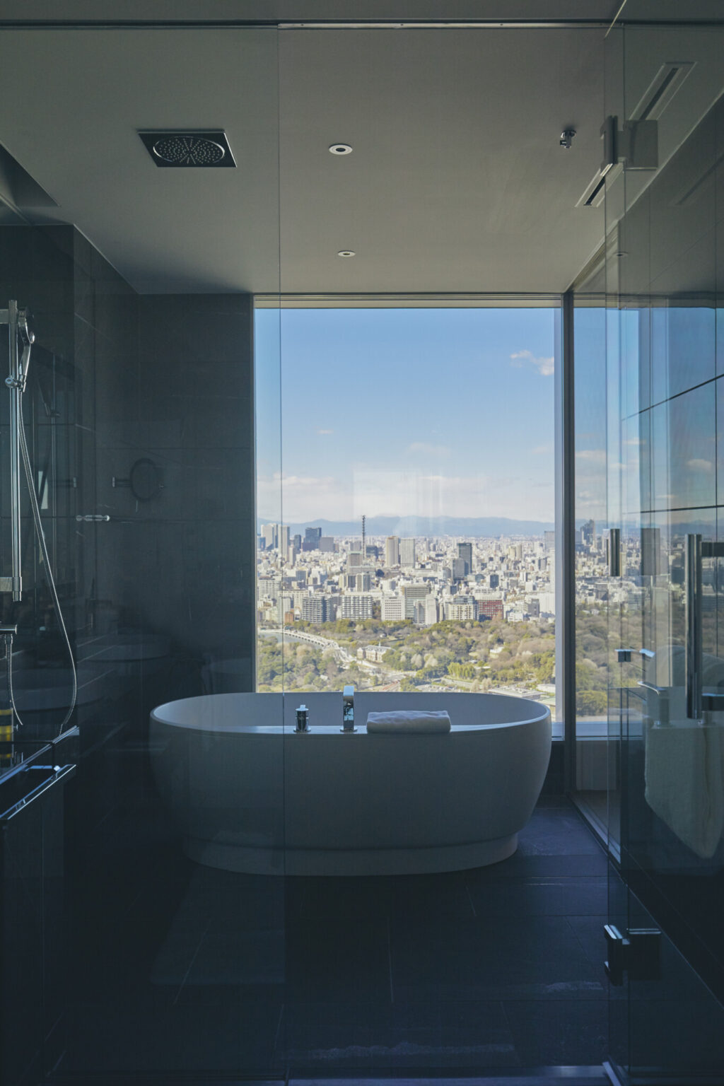 【BATHROOM】絶景風呂で心身をリフレッシュ。ガラス窓一面に広がる東京の絶景が、開放感抜群なビューバス。周りに高い建物がないから、リラックスしてバスタイムを楽しめる。