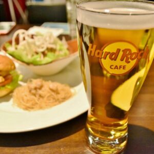 〈ハードロックカフェ　東京〉のロゴ入りグラスがカワイイ。