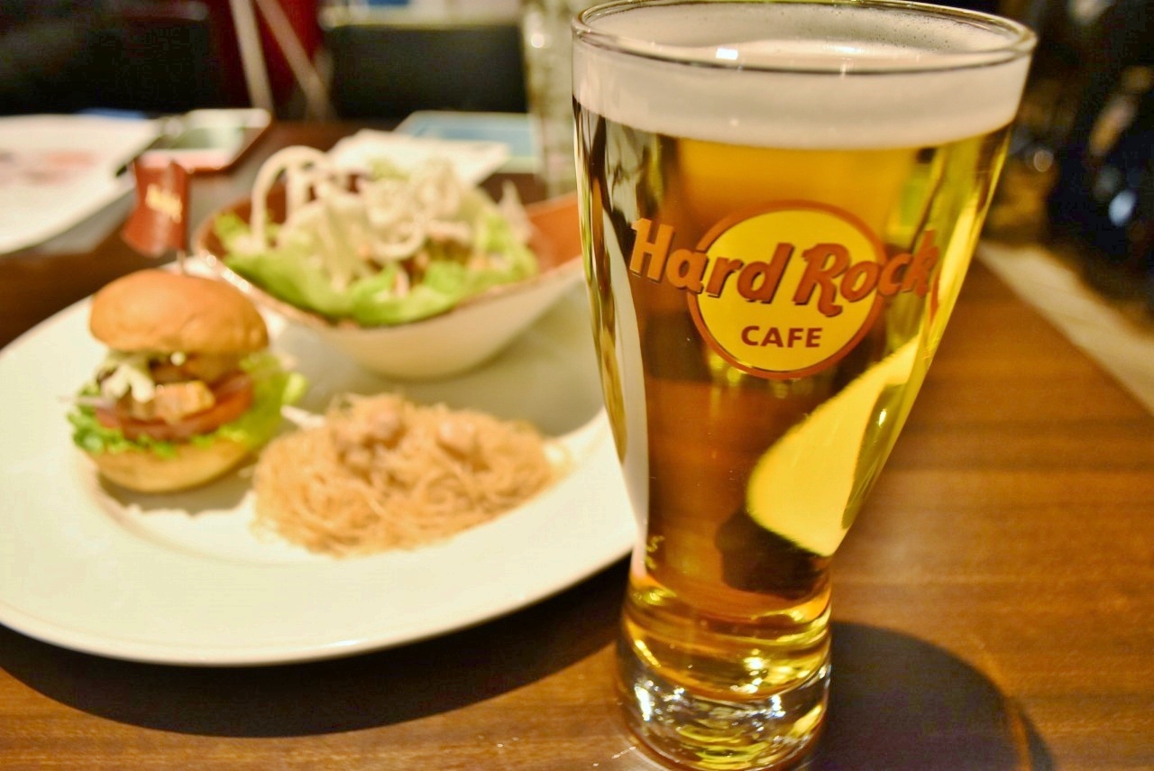 〈ハードロックカフェ　東京〉のロゴ入りグラスがカワイイ。