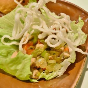 フィリピンの定番鉄板料理「ポークシシグ レタスラップ」。