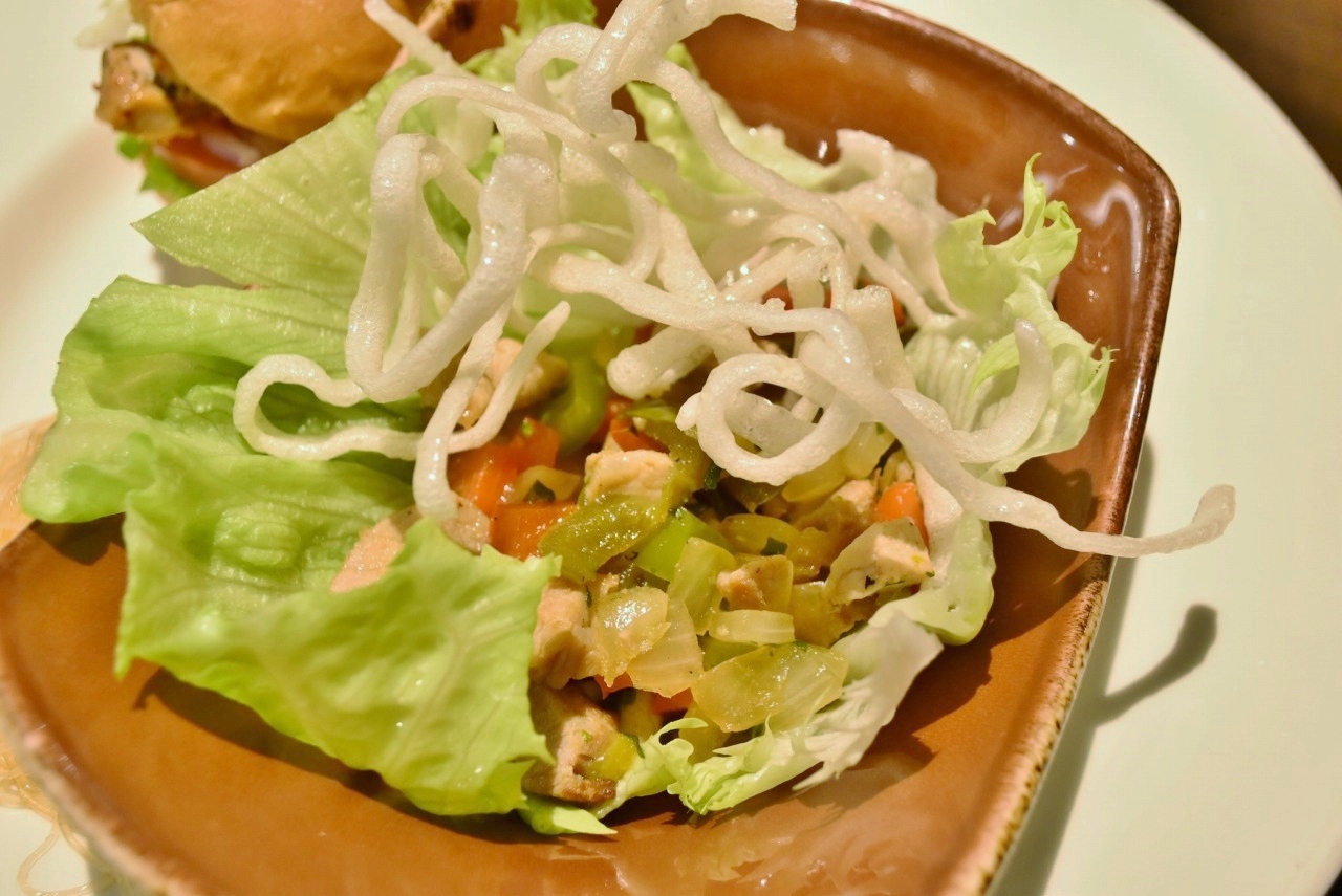 フィリピンの定番鉄板料理「ポークシシグ レタスラップ」。