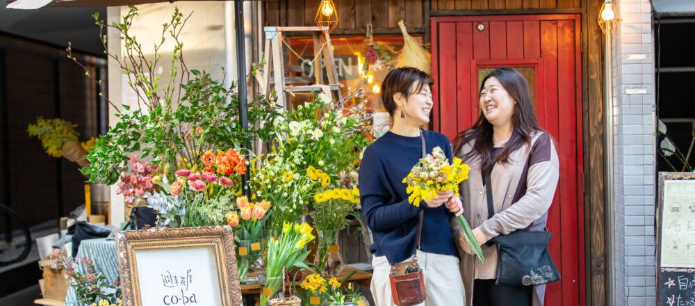 昔から吉祥寺でよく遊んでいた菅沼美弥さん（左）と倉光麻妃さん（右）が花のある暮らしを提案。実店舗を持たないからこそ、価格もお手頃。「慣れ親しんだ街で腕試し。いつかは店を持ちたいです」