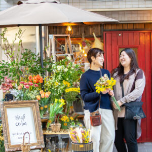 昔から吉祥寺でよく遊んでいた菅沼美弥さん（左）と倉光麻妃さん（右）が花のある暮らしを提案。実店舗を持たないからこそ、価格もお手頃。「慣れ親しんだ街で腕試し。いつかは店を持ちたいです」
