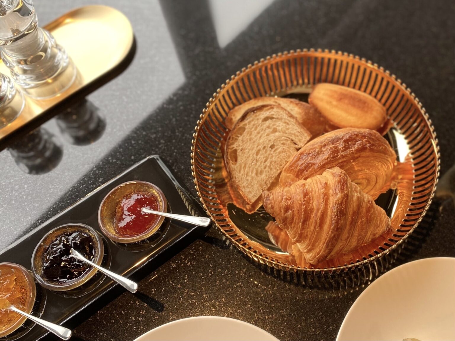 毎朝焼き上げるクロワッサンなどのヴィエノワズリーは、オリジナルジャムとともに。これぞパリの朝。