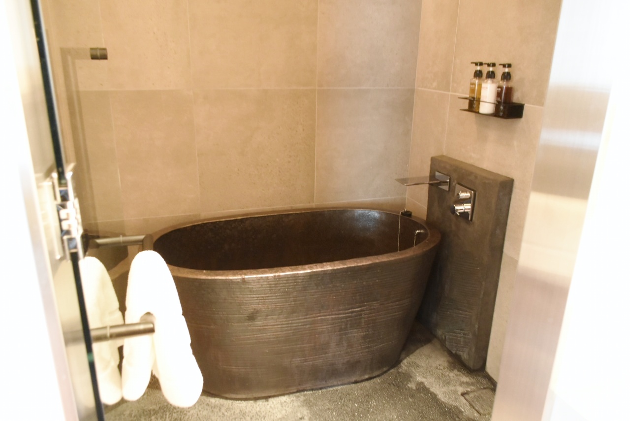 「エグゼクティブスイート」には、いぶし銀の渋さを持つ陶器風呂。