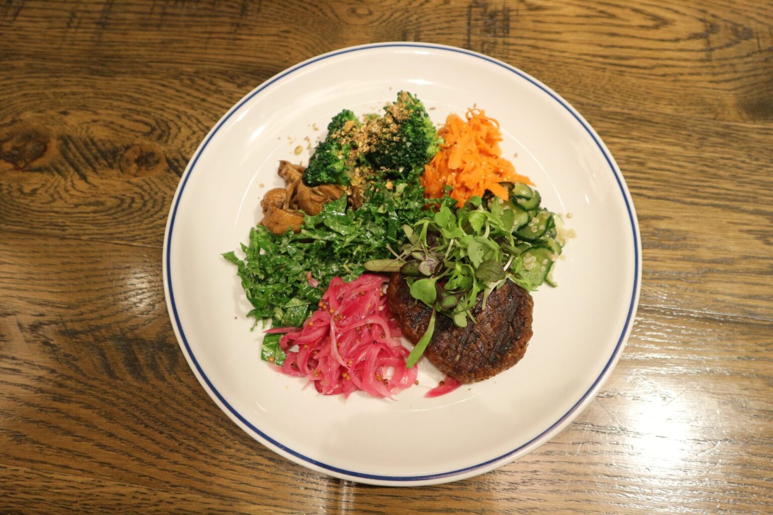 色とりどりの野菜と大豆ミートハンバーグを盛り合わせた、「ゼロミート」のサラダ「ブッダボウル」1,650円。