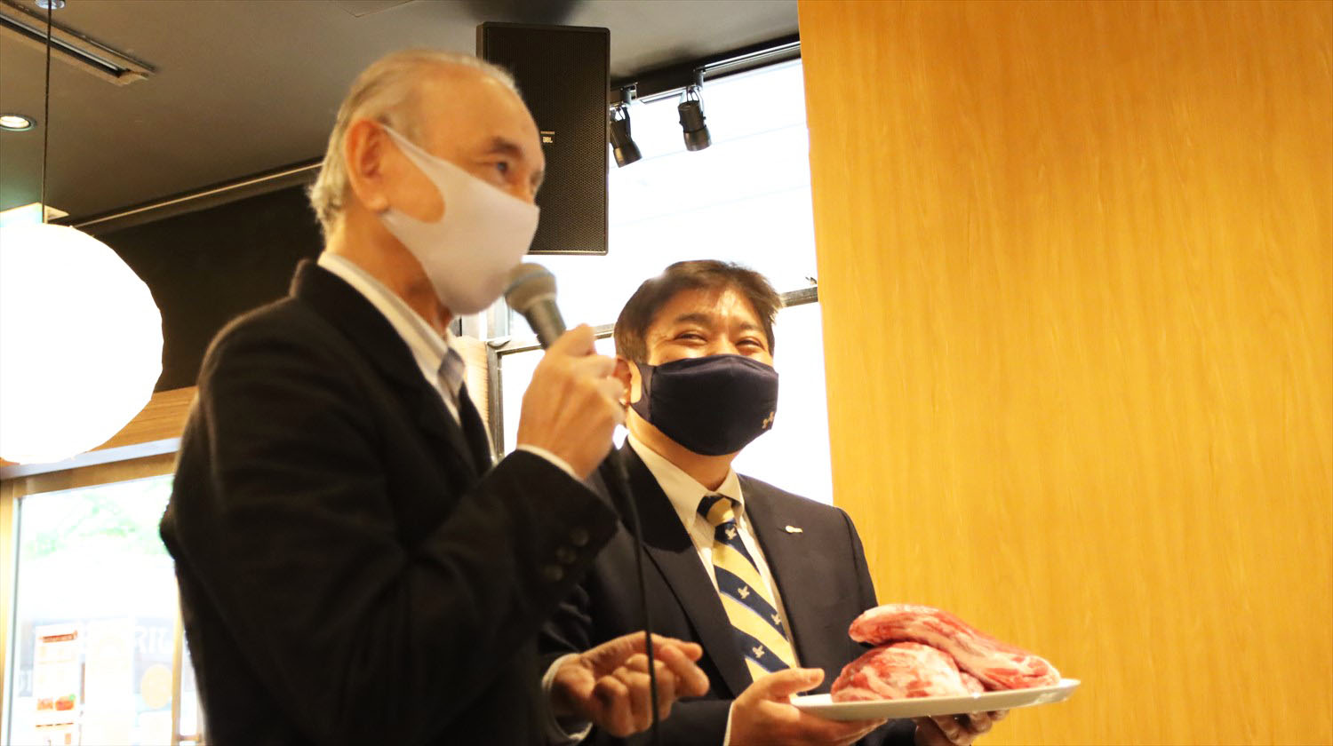 写真左から、松尾幸造シェフと〈焼肉たまき家〉家長・田巻保彦氏。
