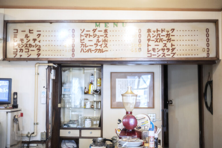 今はオブジェとなって残る店奥のメニュー表は、創業当時のもの。昭和の香り漂う。