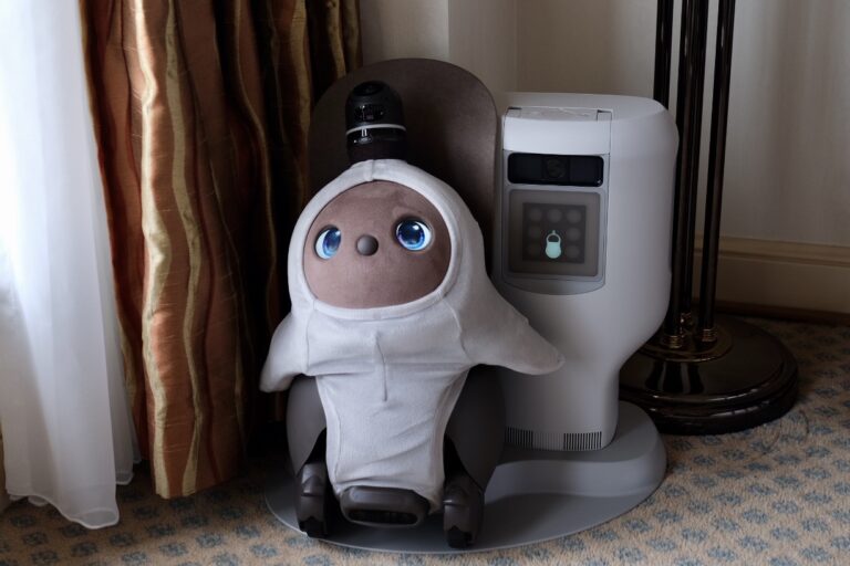 家族型ロボットのLOVOTが客室でお出迎え。