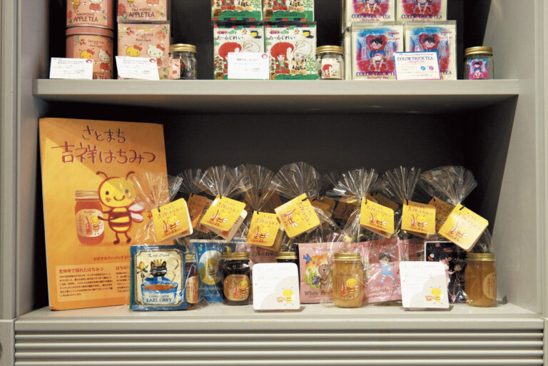 〈カレルチャペック〉では吉祥寺産の蜂蜜と好みのティーバッグをセットで販売。1,680円（ 税込）