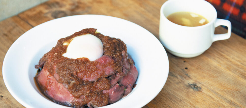 〈ZENON SAKABA〉のローストビーフ丼は、熊本産ジャージー牛を使ったミルキーな味わい 1,200円。