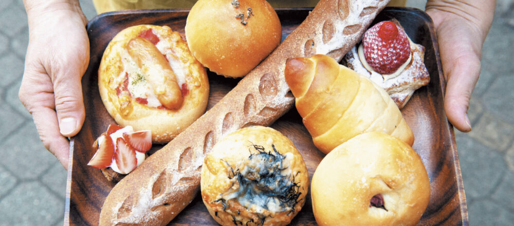 「吟味した素材＆無添加、毎日食べても飽きないパン」国産小麦を使った〈HātWork〉のパンは、素朴でほっとする味。