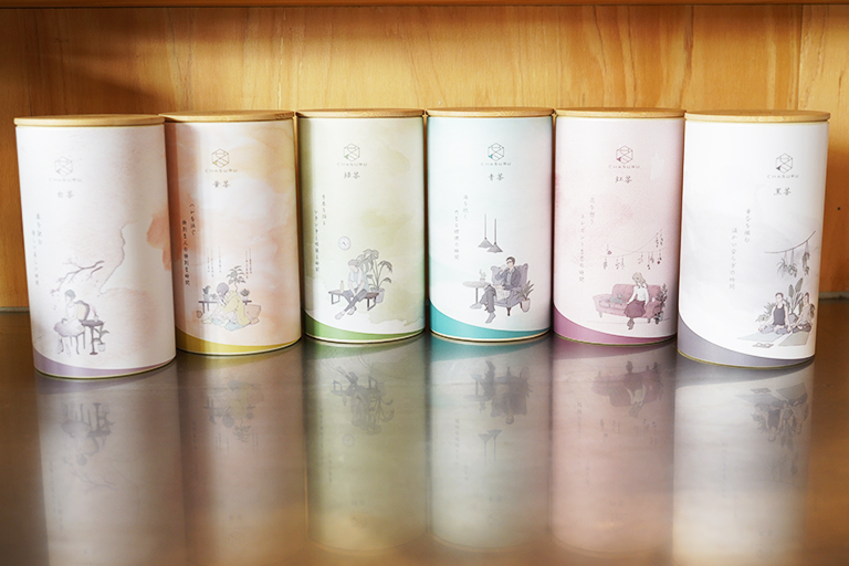 「恋する茶する」のお茶は美しいデザインの筒に入って届きます。