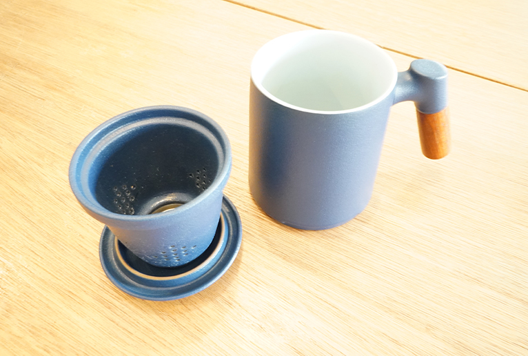 茶漉し付きのマグカップ別売り。手軽にお茶を楽しむのに最適です。
