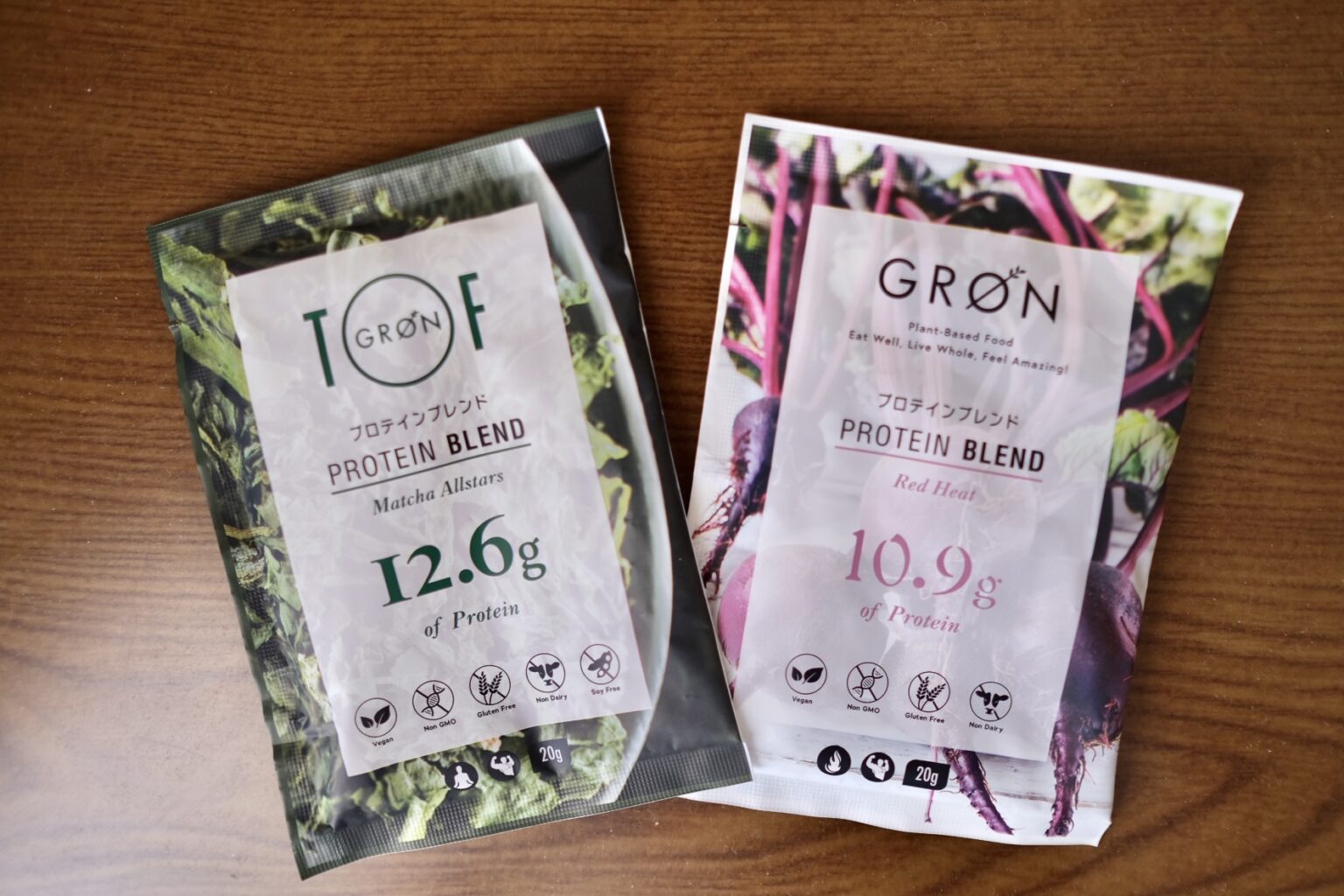 植物性プロテインブランド「GRØN」の「GRØN 抹茶オールスターズ」（写真左）と「GRØN レッドヒート」（写真右）。