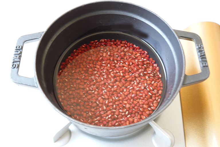 小豆は洗って鍋に入れて、小豆から3センチぐらい上まで水を加えて強火にかけます。