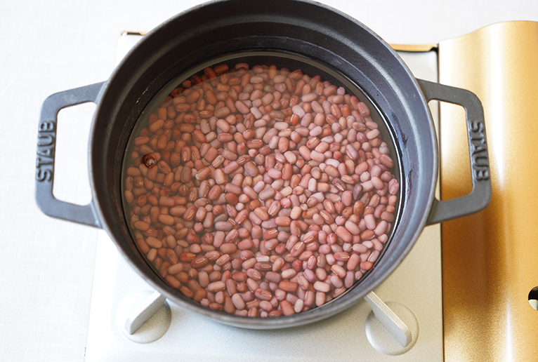 鍋に小豆を戻して、小豆の頭がかぶる程度の水を入れて加熱します。