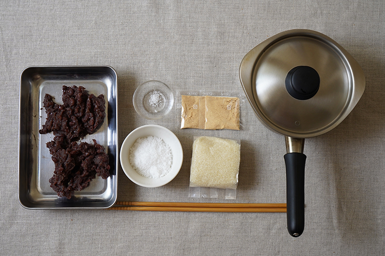 作ったあんこ、「手作りあんこセット」に入っている道明寺粉、きなこにプラスいて自宅にある砂糖と塩を使います。