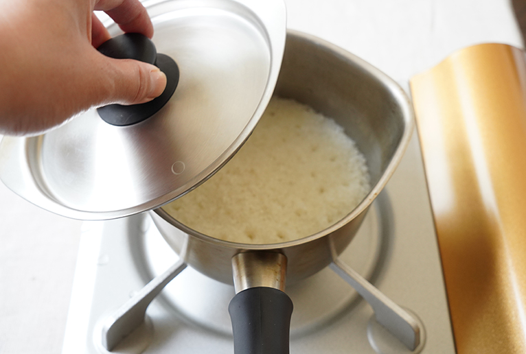 小鍋にお湯を沸かして、砂糖と塩を溶かして、その中に道明寺粉を投入。蓋をして蒸らします。