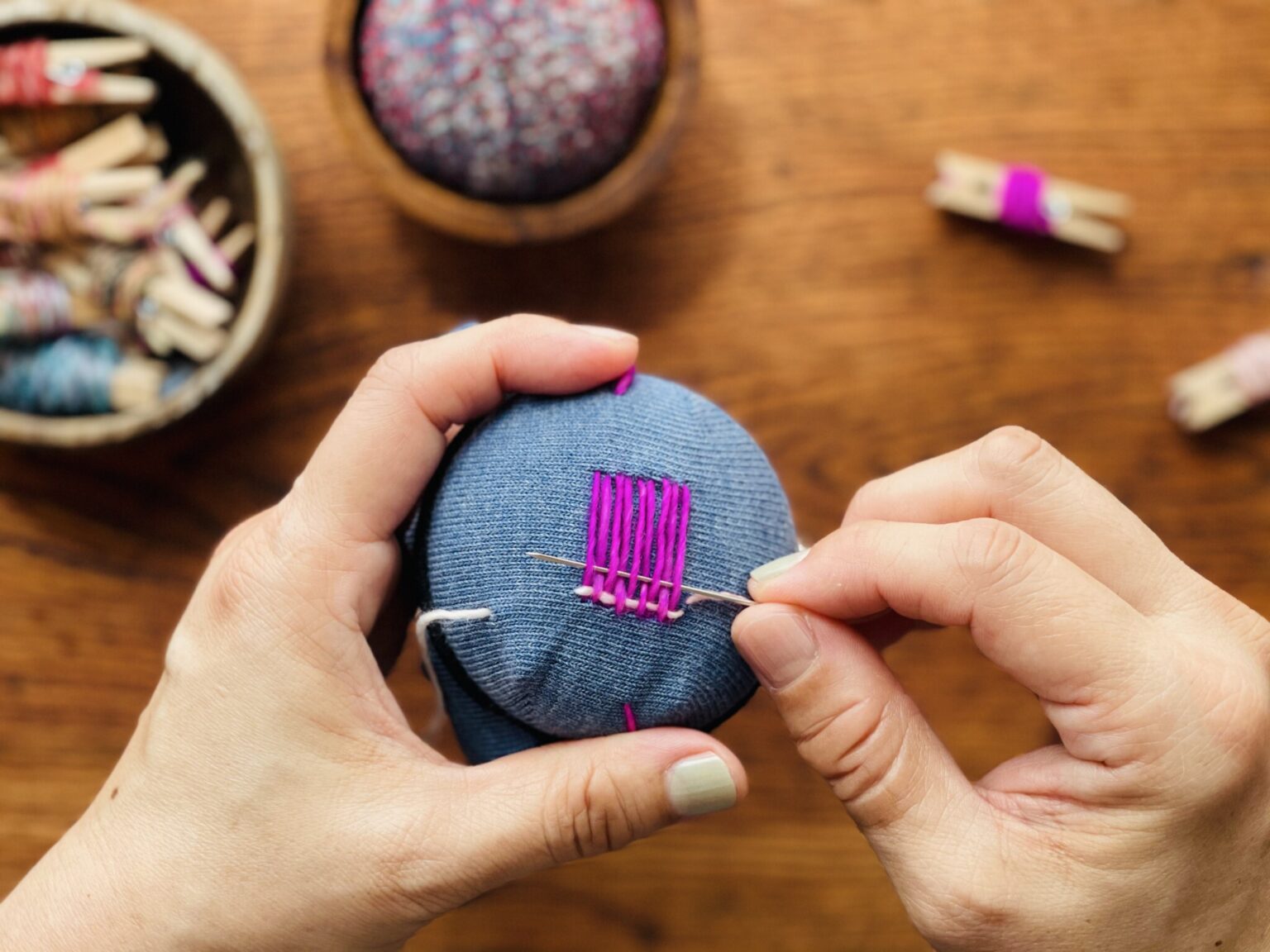 【point】緩まないように時々針でまっすぐに整えて。織物を織るように！