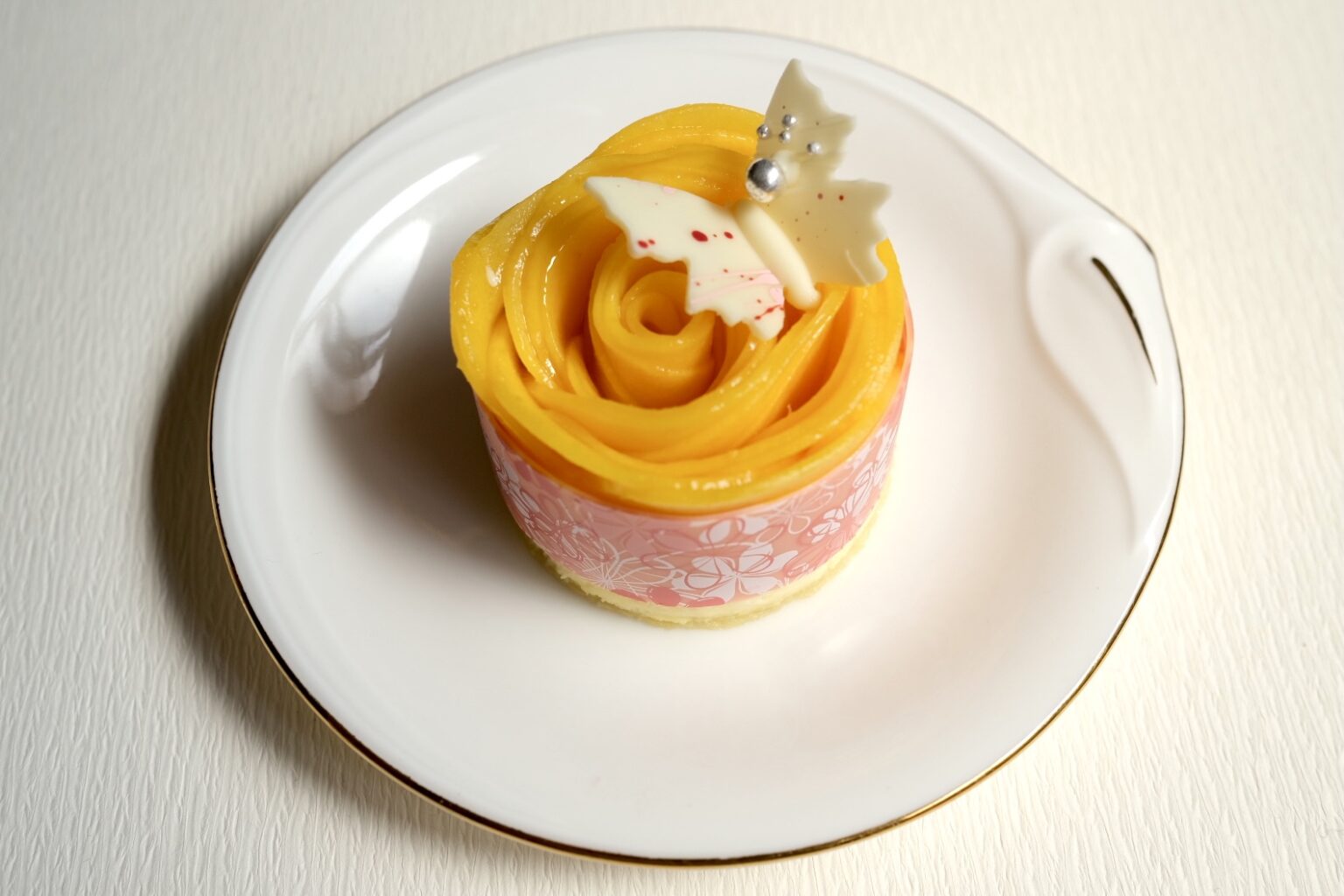 「マンゴームースケーキ」750円（直径6cm）。