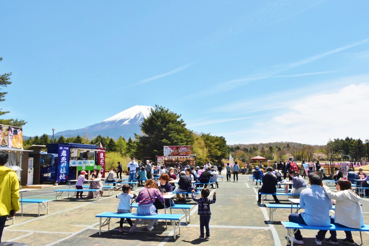 「吉田のうどん（つけうどん）」や「富士宮焼きそば」、「富士山はんぺん」など、富士山をモチーフにしたグルメが楽しめる飲食コーナーもアリ。