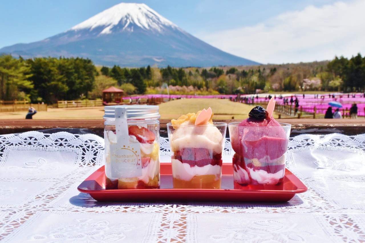 雄大な富士山と花々を眺めながらホテルメイドのスイーツが味わえる。
