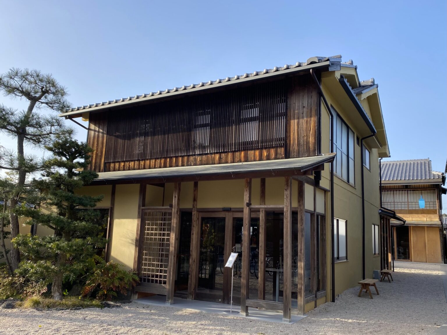 3月20日リニューアルオープン。かつては旅館だったという趣ある京町家。2棟建てで、奥がカフェ、手前の棟の2階に〈The Lounge -Kyoto-〉が。