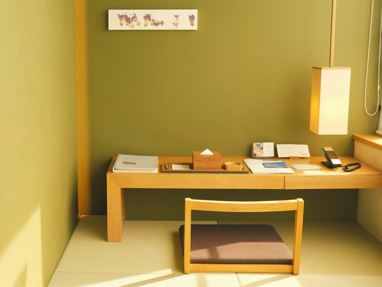 【別邸 ダブルルーム】執筆作業が捗りそうな和室タイプの書斎スペースが印象的。