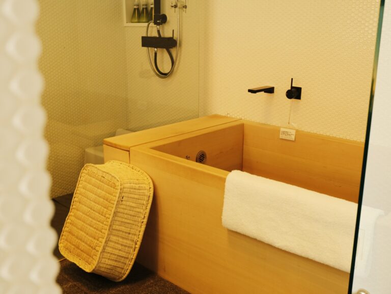 【別邸 ダブルルーム】独立型のシャワーブースと、ヒバの木の浴槽があります。