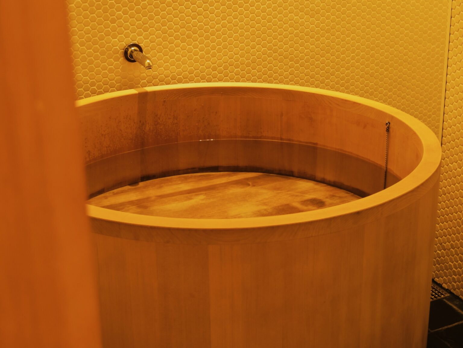 香り豊かな青森檜葉を使用した円型浴槽。お湯をたっぷりいれ、癒しの時間を堪能しました。
