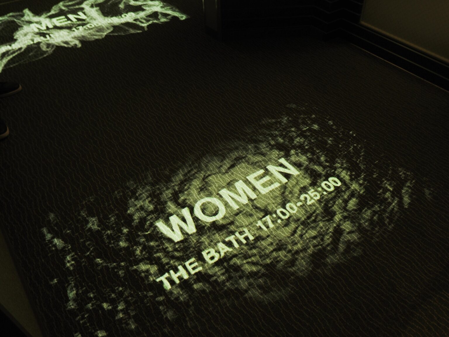 日毎に男女入れ替え制。入り口の床にプロジェクターで案内が投影されている。