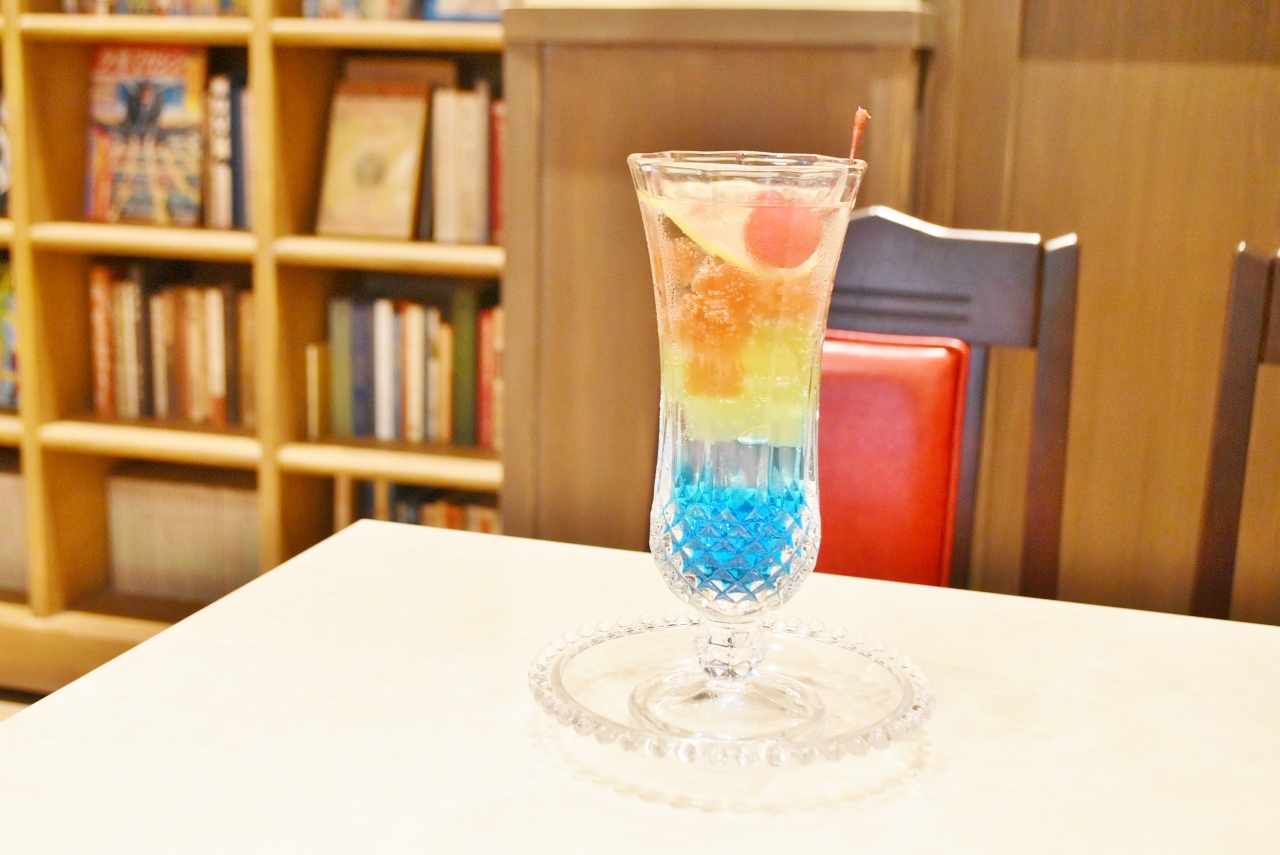 宝石のような見た目の「ゼリイポンチ」は、フルーツの風味が豊かなゼリイと丹沢山系の天然水から作られた「丹沢サイダー」との相性バツグンなスイーツ。