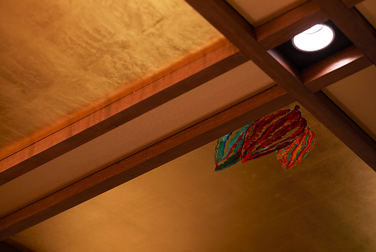 天井には金箔を張り、三枝シェフがカカオの絵を描きました。
