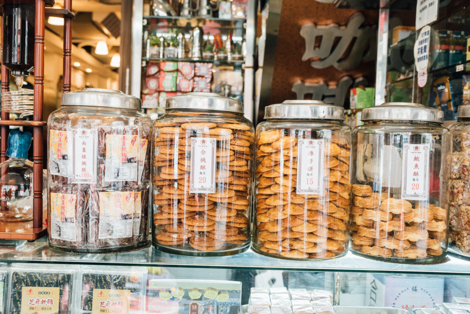 ガラスポットに入っているのが評判の香港クッキー。台北人の人気のおやつでもある。店頭で販売されている。