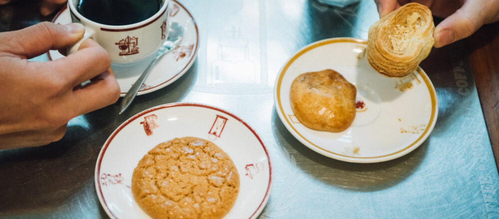 〈蜂大咖啡〉自慢の香港スイーツ。左から、ウォールナッツクッキー20元、ひよこケーキ15元、あわびケーキ20元。