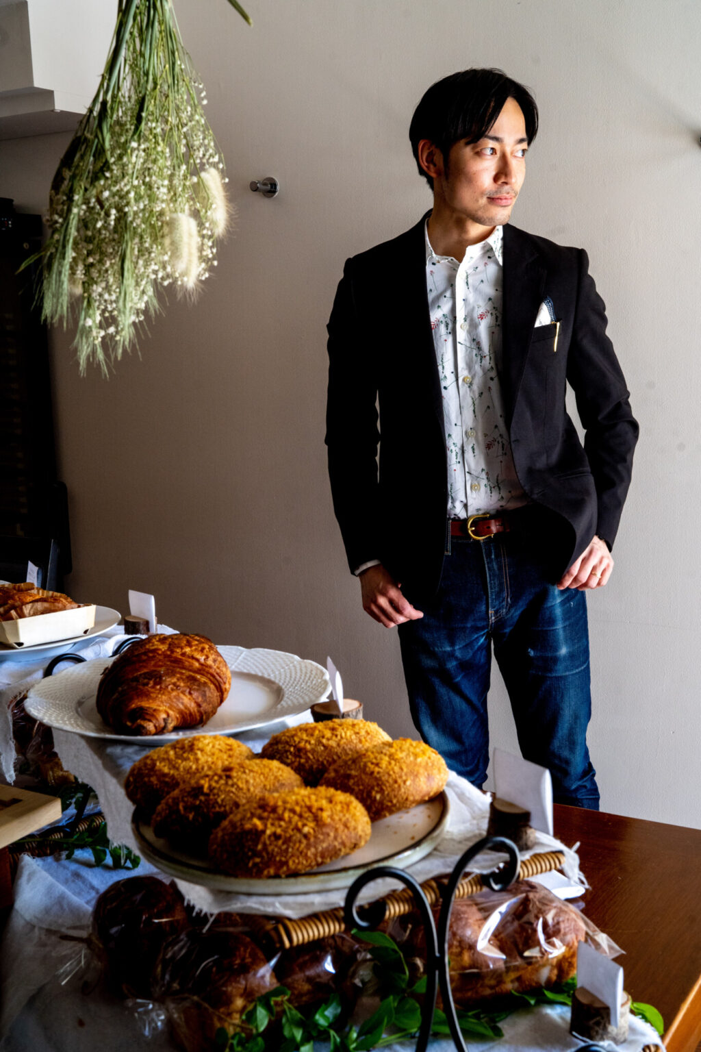 中村聡司シェフ。手前に見えるパンは、ファイナルアンサー焼きカレーパン1個380円