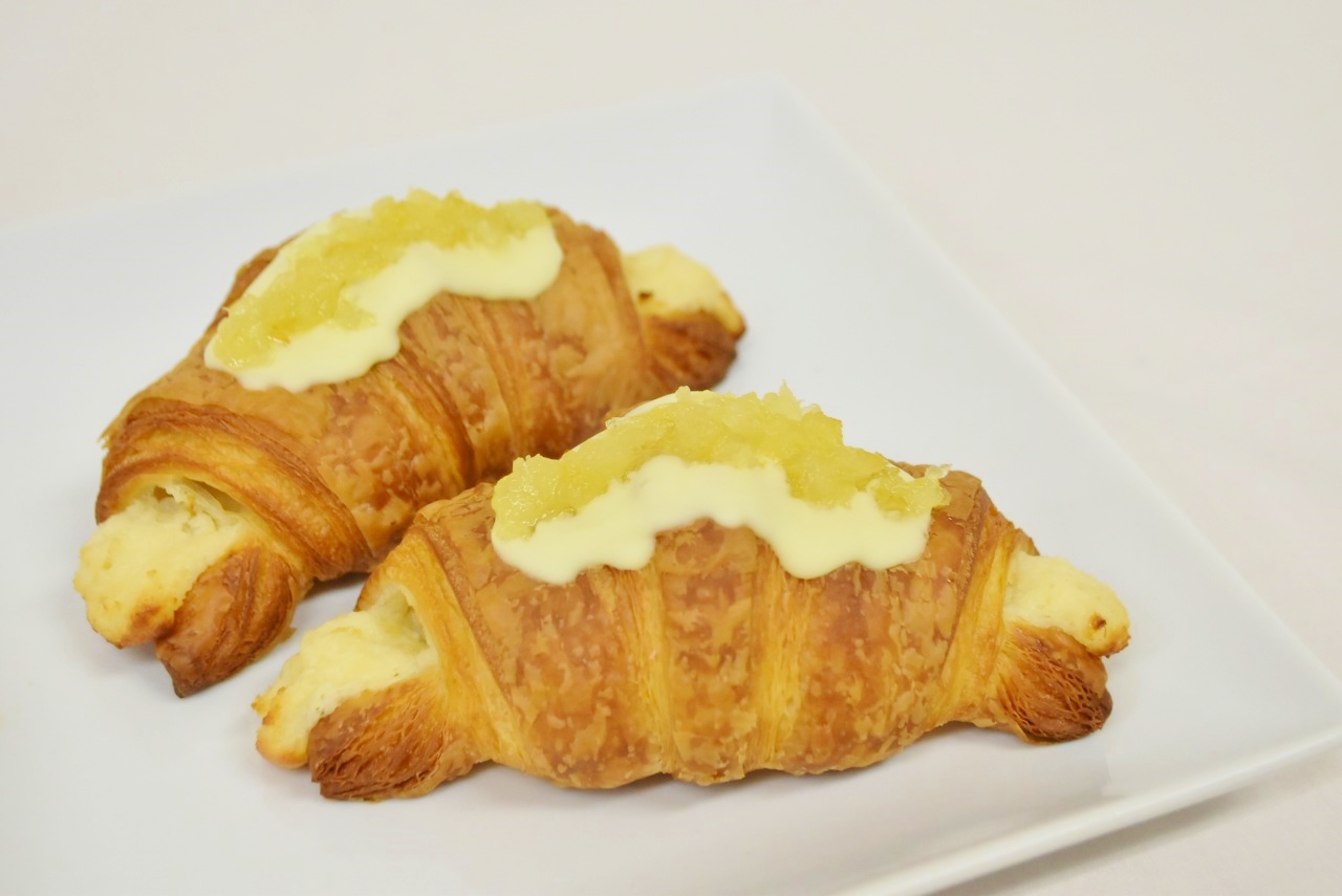 〈Curly’s Croissant TOKYO BAKE STAND / グランスタ東京〉「レモンクロワッサン」330円。