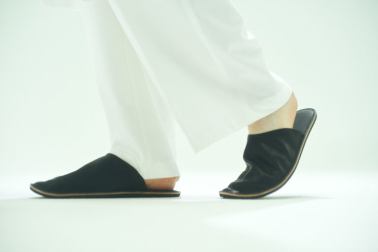 「MATOI」（room shoes）ブラック / グレー   Mサイズ（〜24.5cm）/ Lサイズ（25.0〜30.0cm）16,500円。