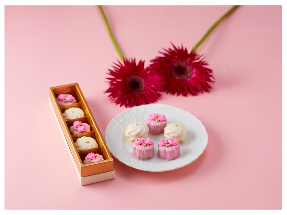 小さいお花のような抹茶のパウンドケーキとソフトクッキーを紅白で詰め合わせ。〈東京會舘〉の「プティフール・フルリール」1箱5個入 1,404円。